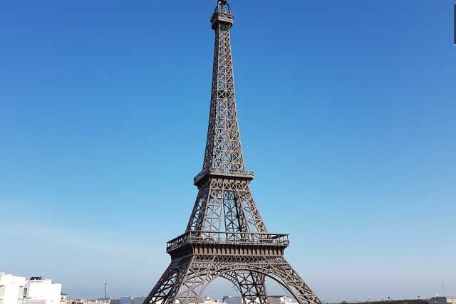 Andria come Parigi: sul tetto di un edificio si trova la "Torre Eiffel". � alta quattro metri